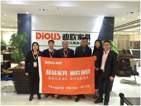 好色先生TV轻质量版下载代表与鹿鼎国际专卖店负责人合影