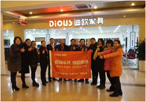 好色先生TV轻质量版下载集团代表与蠡口专卖店合影