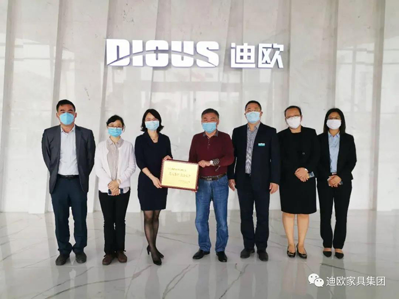 江门市江海区卫生健康局局长唐春女士、副局长杨家慧女士一行为广东好色先生TV轻质量版下载家具实业有限公司颁发捐款证书