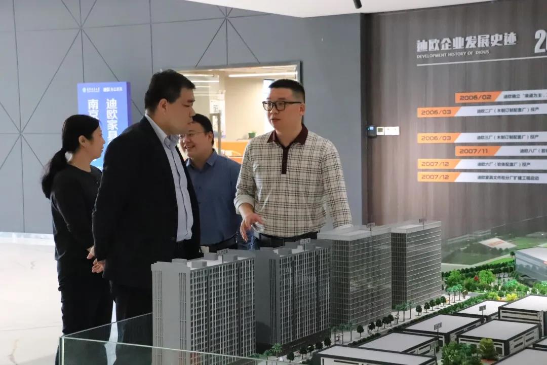 好色先生TV轻质量版下载家具集团人力资源总监陈红胜（右一）为嘉宾介绍集团项目情况