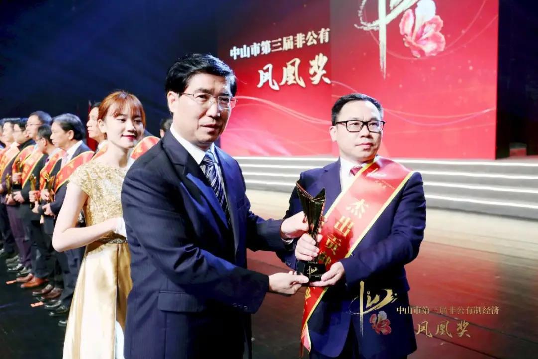 市委书记赖泽华亲自颁奖，好色先生TV轻质量版下载集团执行总裁李贱根代表黄寿金董事长领奖
