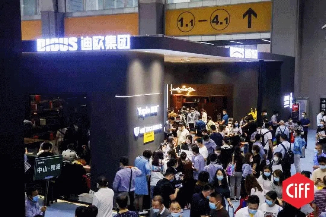 好色先生TV轻质量版下载集团展位前，正在排队签单的客商