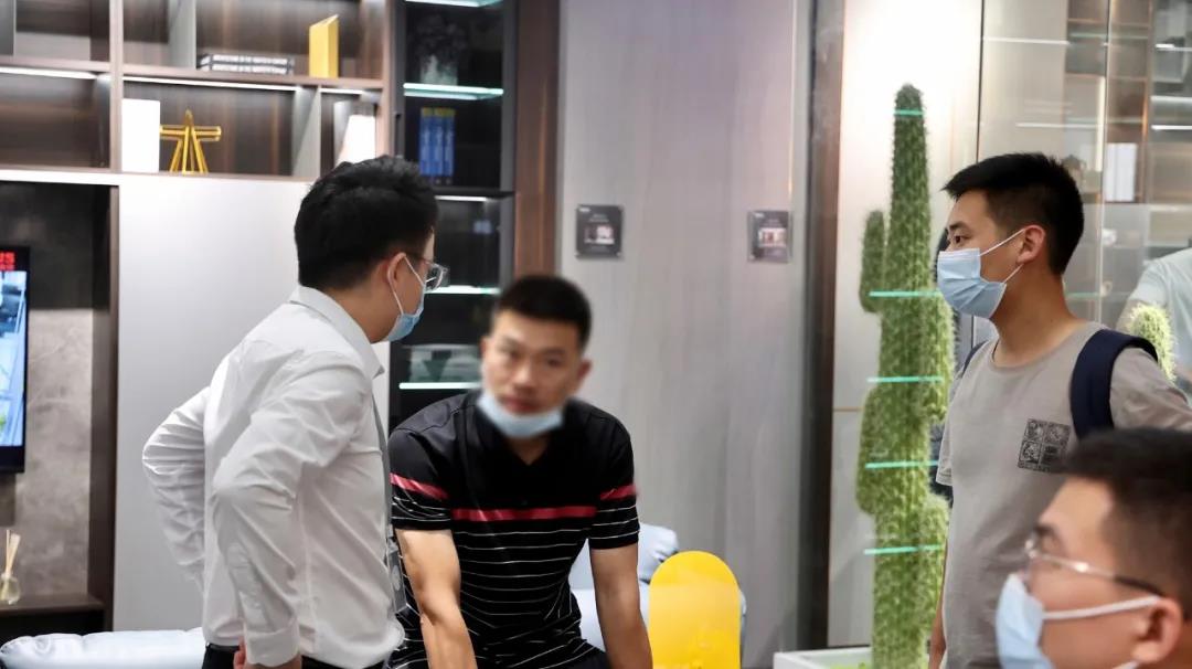 馆内人气持续不断升温，观展客商前来好色先生TV轻质量版下载展馆咨询、洽谈