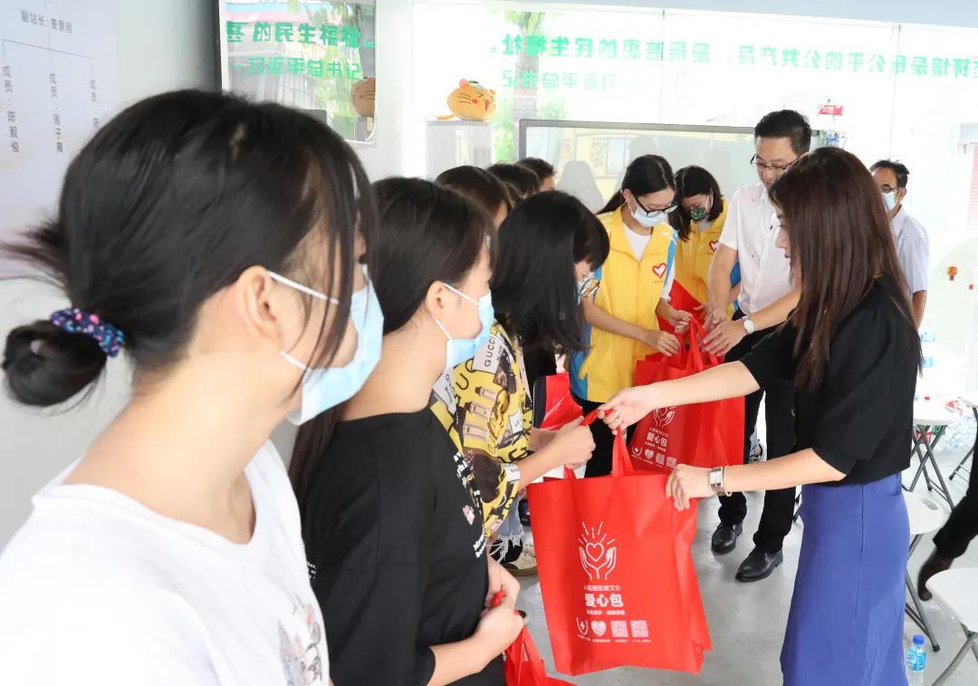 好色先生TV轻质量版下载家具集团为受助学子赠送爱心包