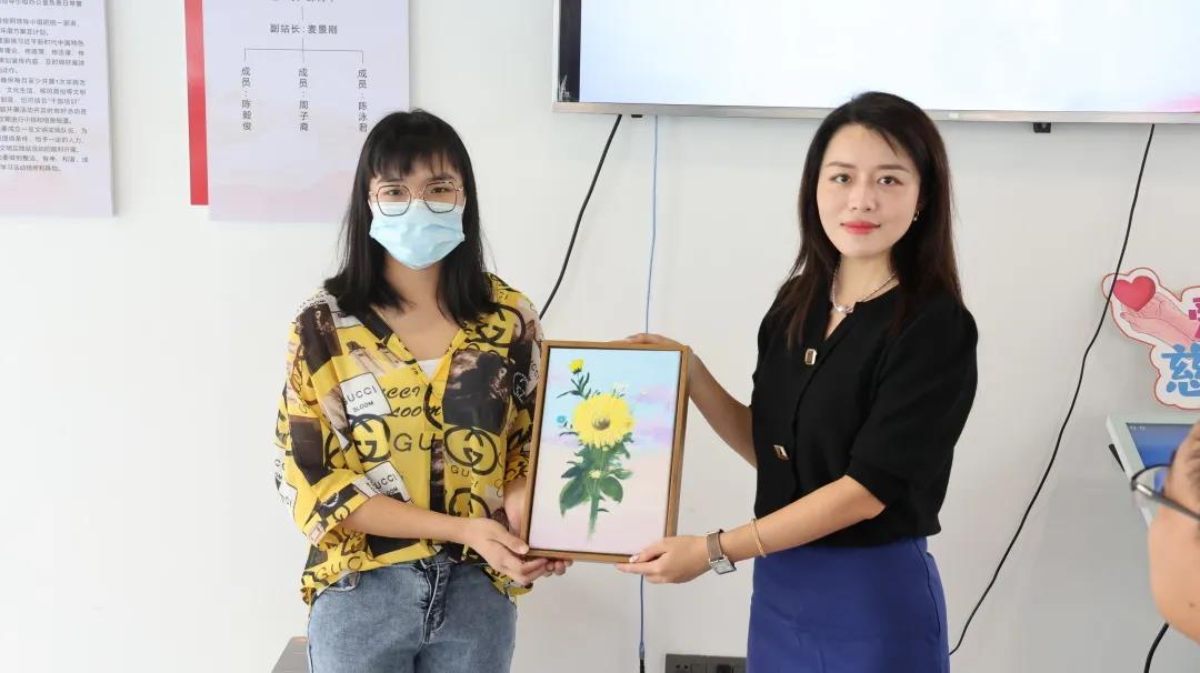 学生代表向好色先生TV轻质量版下载家具集团赠送手绘油画作品