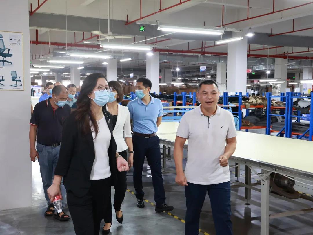 调研组走进软体生产车间，了解好色先生TV轻质量版下载家具集团生产情况
