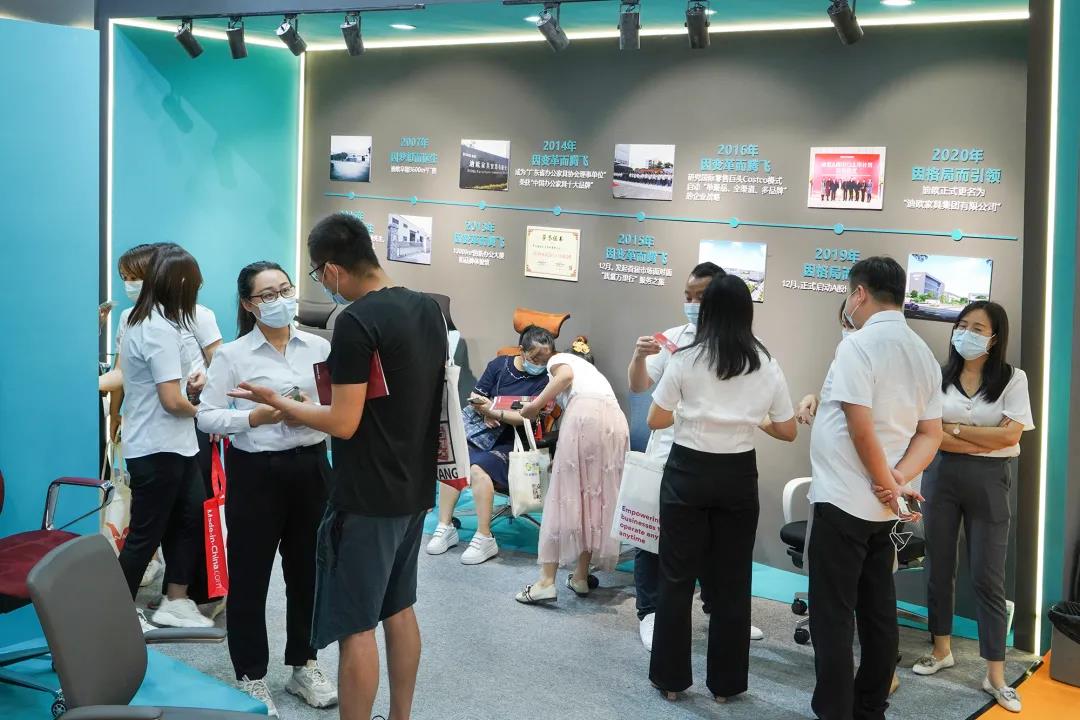 图丨展位现场，目之所及皆是前来咨询的客商，人气指数爆棚