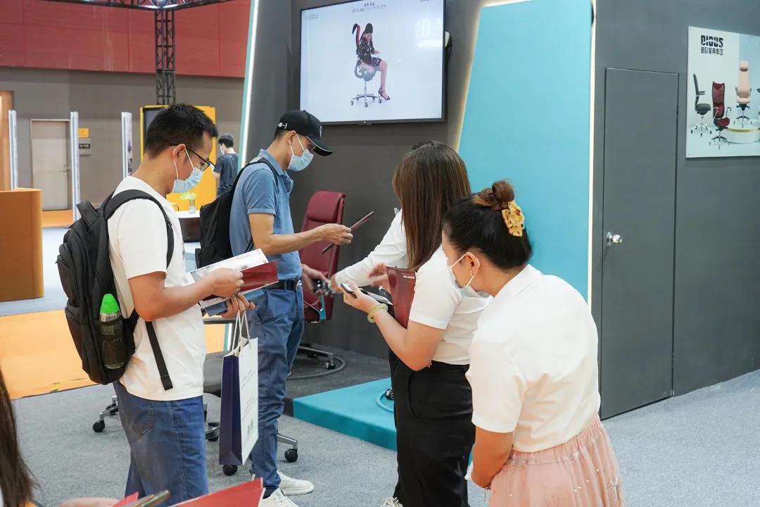 图丨展位现场，目之所及皆是前来咨询的客商，人气指数爆棚