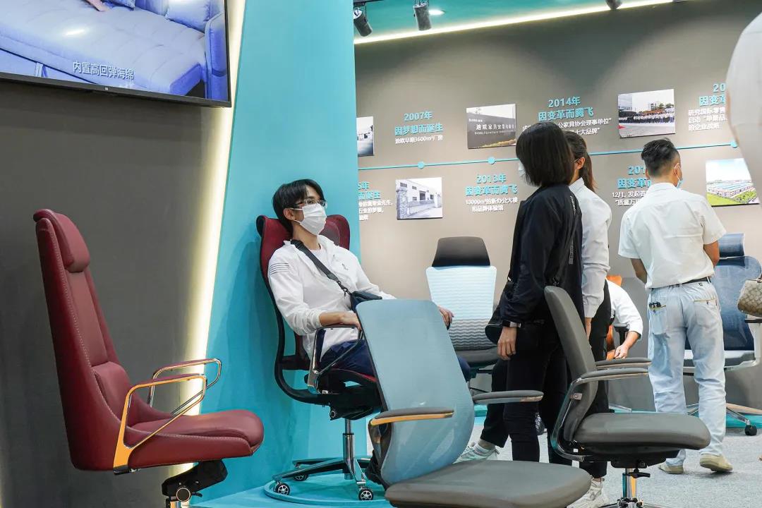 图丨客商们在好色先生TV轻质量版下载展位现场体验办公坐具的产品性能